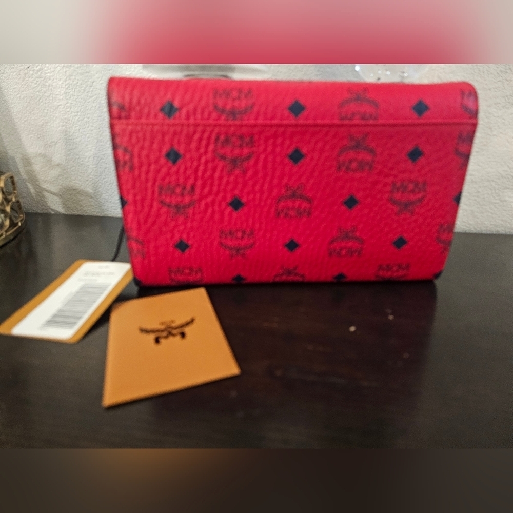 MCM Tracy Visetos Wallet On A Chain. - Picture 11 of 14